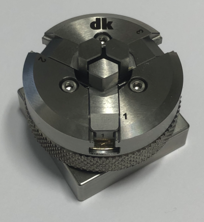 precision three-jaw chuck 34 mm, on a base